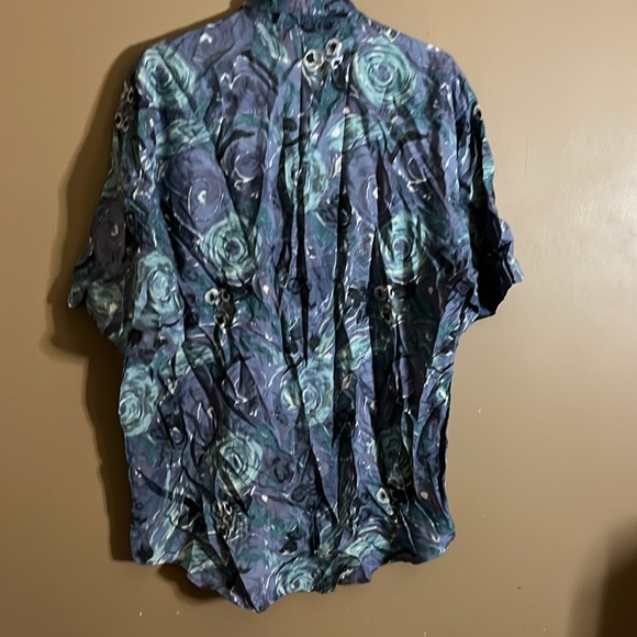 100% silk Hawaiian vacation style shirt. B6 - Picture 5 of 6